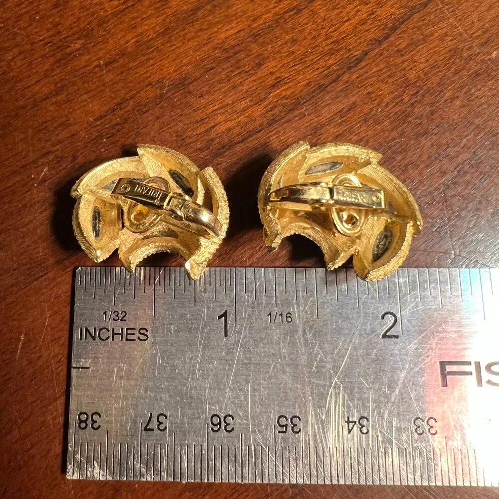 Vintage Crown Trifari Goldtone Clip Earrings, Black Glass Details - Picture 4 of 7